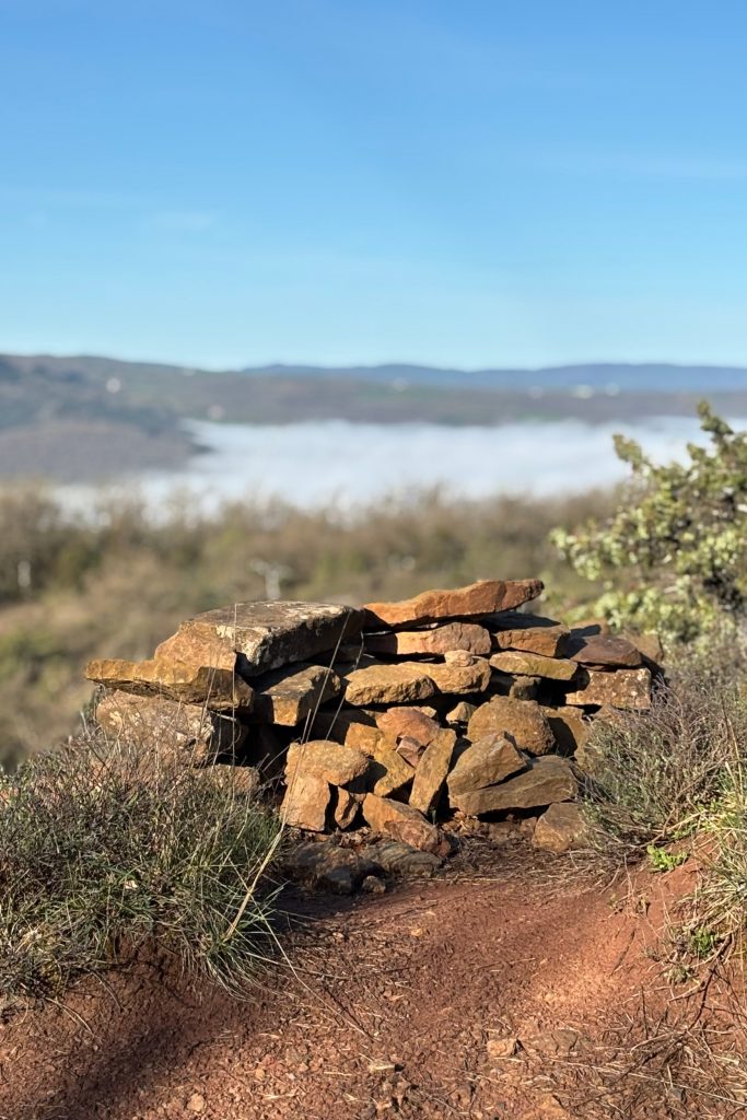 Banc_de_randonneurs-GREEN_OCCITANIE-1667x2500-1 Lac-du-Salagou